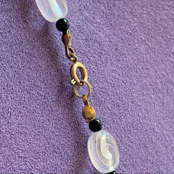 Art Deco matte lucite black beaded necklace - Picture 7 of 9